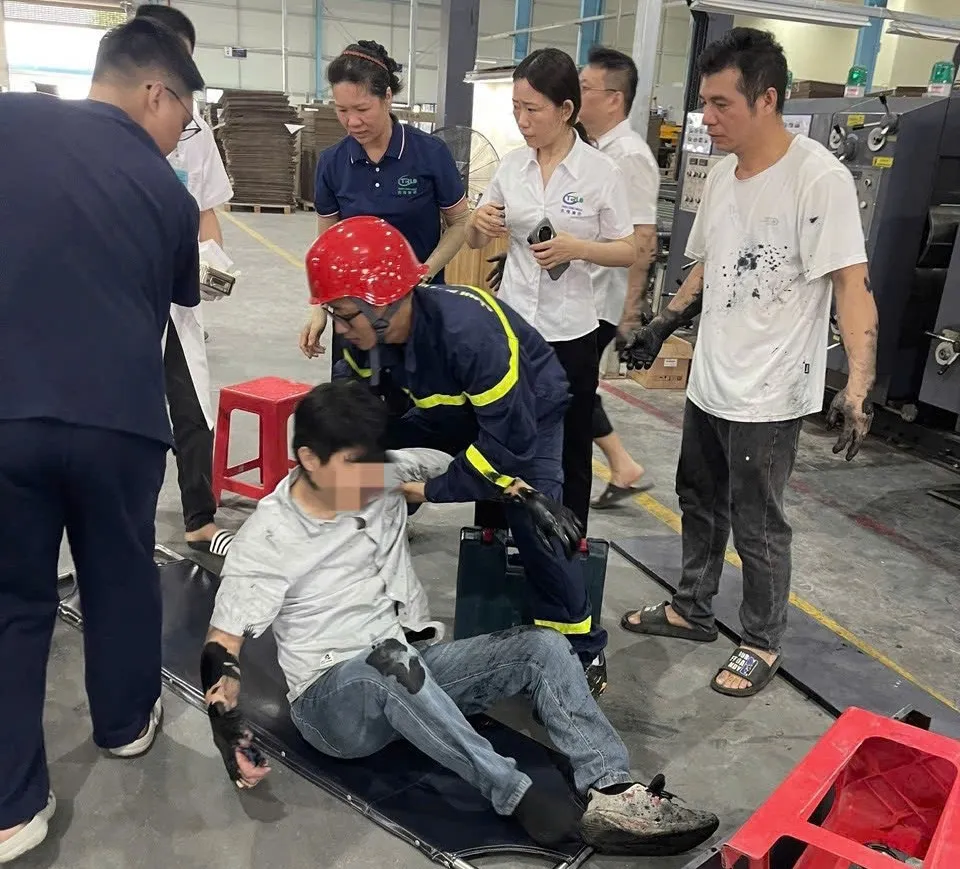 Cứu kịp thời c&ocirc;ng nh&acirc;n bị cuốn tay v&agrave;o m&aacute;y in c&ocirc;ng nghiệp ở Bắc Ninh - Ảnh 2.