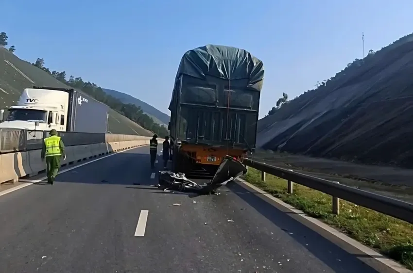 Xe tải va chạm xe đầu k&eacute;o tr&ecirc;n cao tốc Vũng &Aacute;ng - B&ugrave;ng, 2 người thương vong - Ảnh 2.