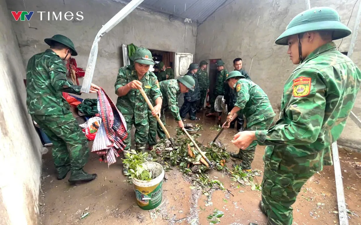 Bộ đội Đồn Biên phòng Dào San giúp dân khắc phục hậu quả thiên tai. Ảnh: Đức Duẩn