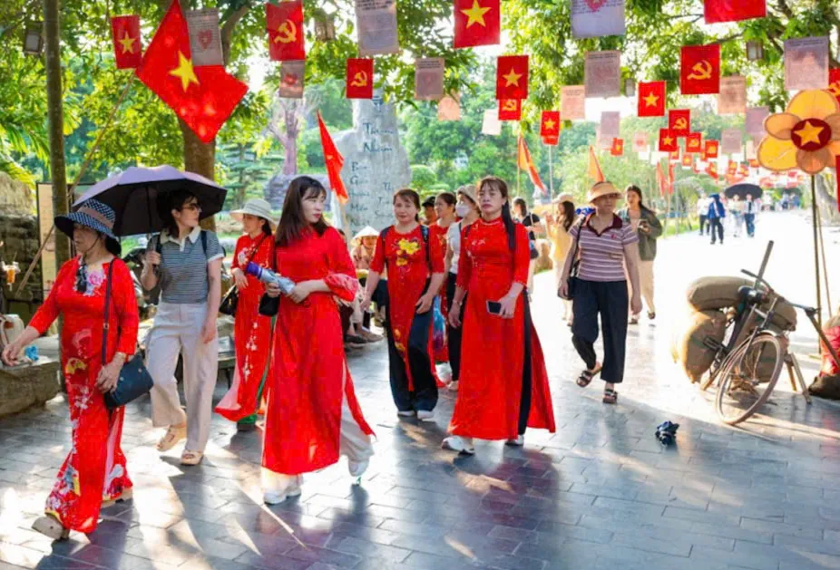 Ninh Bình bứt phá mùa lễ: Hành trình trải nghiệm đa sắc níu chân du khách - Ảnh 2.