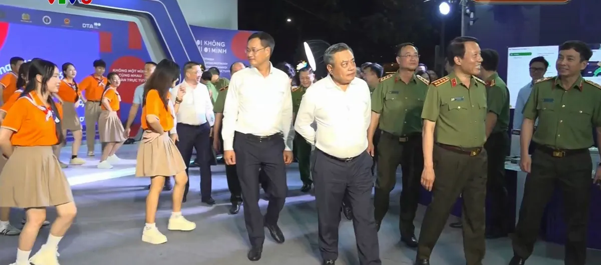 C&aacute;c đại biểu tham quan triển l&atilde;m "80 năm An ninh nh&acirc;n d&acirc;n &ndash; L&aacute; chắn b&igrave;nh y&ecirc;n"- Ảnh 9.