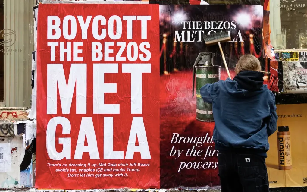 Các áp phích "Tẩy chay Met Gala của Bezos" đang được dán khắp thành phố New York. (Ảnh: SWNS)