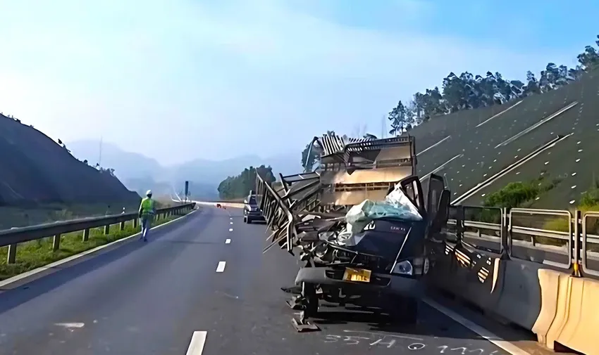 Xe tải va chạm xe đầu k&eacute;o tr&ecirc;n cao tốc Vũng &Aacute;ng - B&ugrave;ng, 2 người thương vong - Ảnh 1.