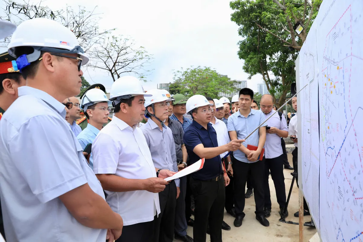 B&iacute; thư Th&agrave;nh ủy H&agrave; Nội kiểm tra loạt dự &aacute;n trọng điểm - chốt tiến độ trước m&ugrave;a mưa 2026 - Ảnh 1.