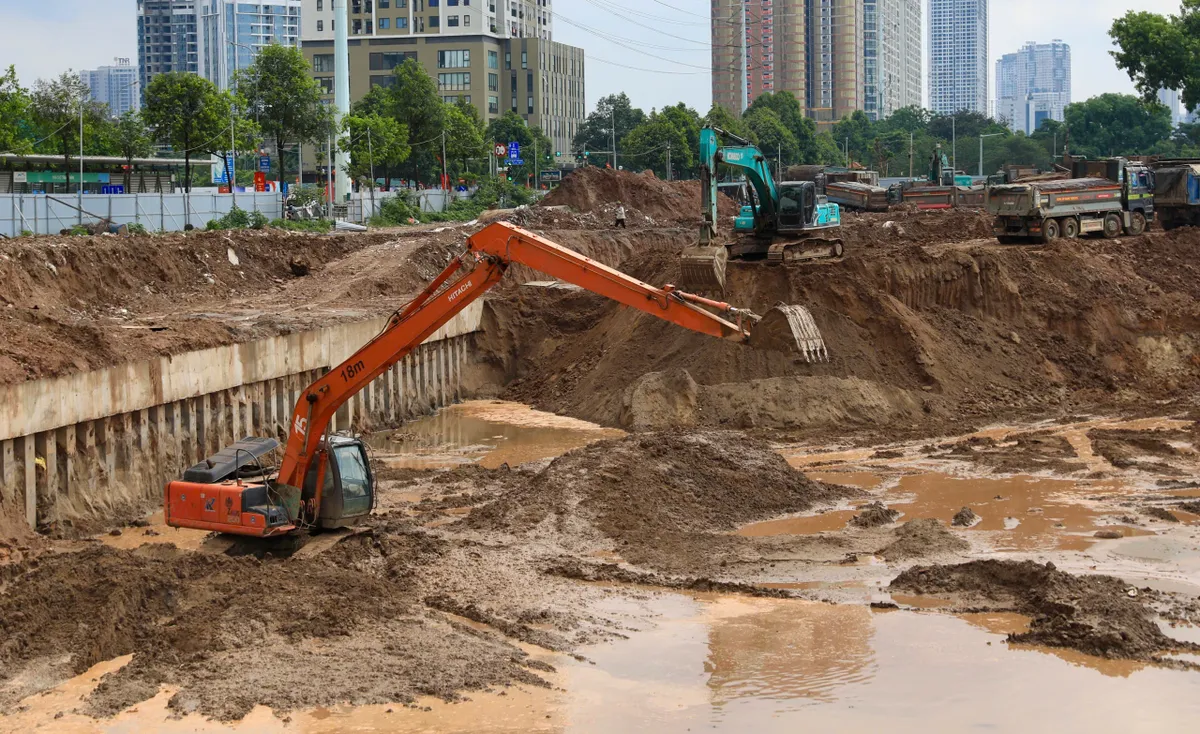 B&iacute; thư Th&agrave;nh ủy H&agrave; Nội kiểm tra loạt dự &aacute;n trọng điểm - chốt tiến độ trước m&ugrave;a mưa 2026 - Ảnh 2.