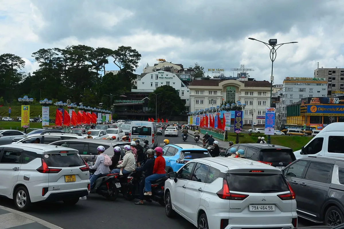 Lâm Đồng: Xử phạt gần 2.000 trường hợp vi phạm giao thông trong dịp nghỉ lễ - Ảnh 1.
