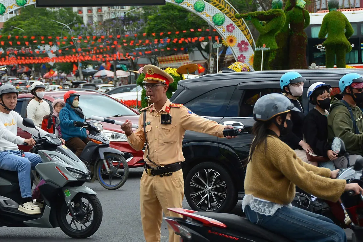 Lâm Đồng: Xử phạt gần 2.000 trường hợp vi phạm giao thông trong dịp nghỉ lễ - Ảnh 2.