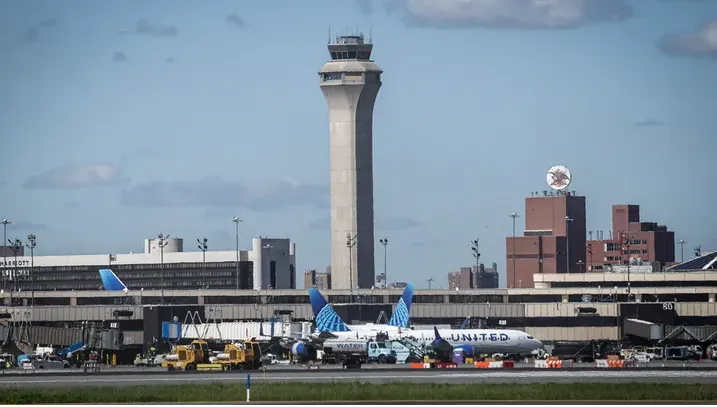M&aacute;y bay United Airlines va chạm với xe đầu k&eacute;o v&agrave; cột đ&egrave;n tại s&acirc;n bay - Ảnh 1.