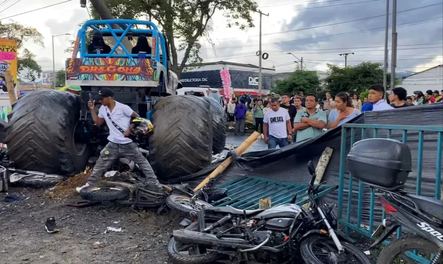"Xe tải qu&aacute;i vật" lao v&agrave;o đ&aacute;m đ&ocirc;ng ở Colombia khiến 2 người thiệt mạng  - Ảnh 1.