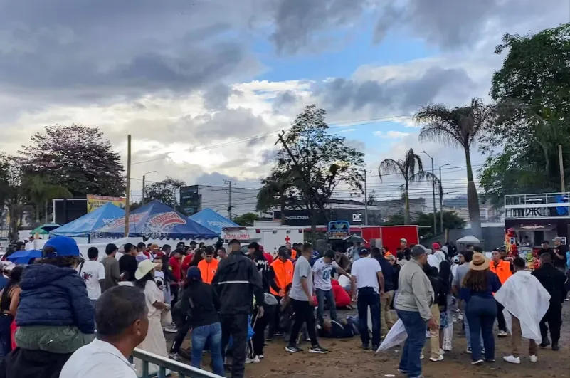 "Xe tải qu&aacute;i vật" lao v&agrave;o đ&aacute;m đ&ocirc;ng ở Colombia khiến 2 người thiệt mạng  - Ảnh 2.