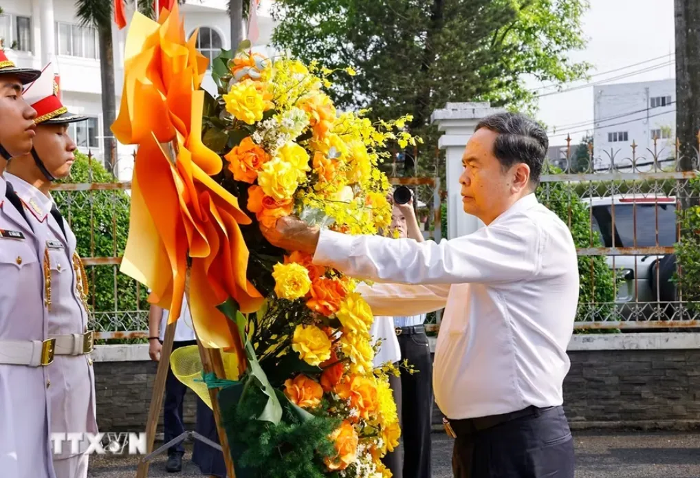 Chủ tịch Quốc hội Trần Thanh Mẫn dâng hương tại Di tích lịch sử văn hóa quốc gia Dinh quận Hóc Môn- Ảnh 1. Chủ tịch Quốc hội Trần Thanh Mẫn dâng hương tại Di tích lịch sử văn hóa quốc gia Dinh quận Hóc Môn- Ảnh 1.