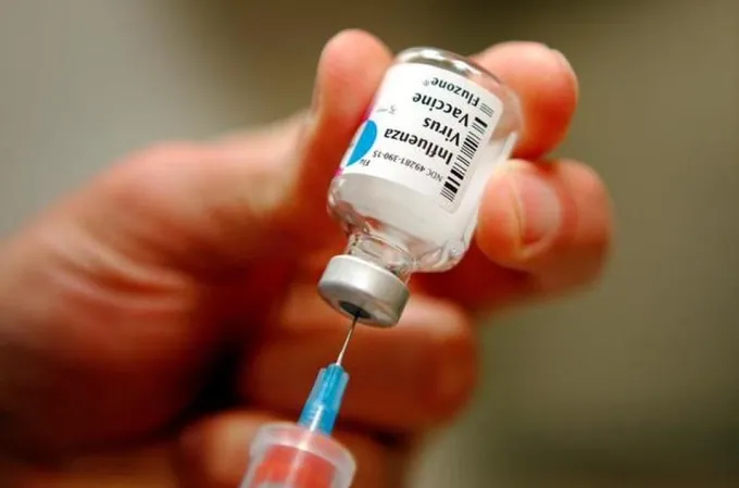 Ti&ecirc;m vaccine c&uacute;m liều cao c&oacute; thể gi&uacute;p giảm nguy cơ mắc Alzheimer tới 55%- Ảnh 1.