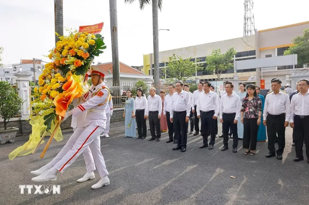 Chủ tịch Quốc hội Trần Thanh Mẫn dâng hương tại Di tích lịch sử văn hóa quốc gia Dinh quận Hóc Môn- Ảnh 2. Chủ tịch Quốc hội Trần Thanh Mẫn dâng hương tại Di tích lịch sử văn hóa quốc gia Dinh quận Hóc Môn- Ảnh 2.