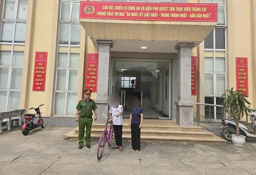 H&agrave; Nội: X&aacute;c minh thiếu ni&ecirc;n điều khiển xe đạp một b&aacute;nh tr&ecirc;n đường g&acirc;y nguy hiểm - Ảnh 2.