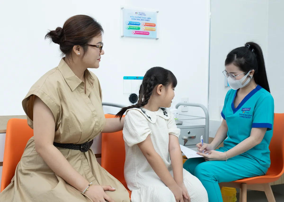 Chủ động bảo vệ b&eacute; trước nguy cơ &ldquo;dịch chồng dịch&rdquo; - Ảnh 2.