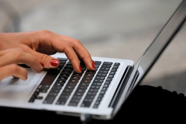 Chọn vỏ kim loại hay nhựa: Yếu tố n&agrave;o gi&uacute;p laptop m&aacute;t hơn?- Ảnh 1.