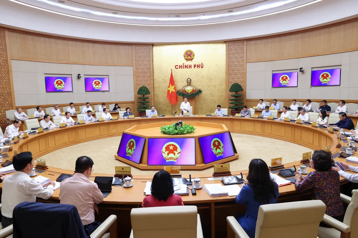 Thủ tướng L&ecirc; Minh Hưng chủ tr&igrave; phi&ecirc;n họp Ch&iacute;nh phủ đầu ti&ecirc;n của nhiệm kỳ, y&ecirc;u cầu giữ vững tăng trưởng v&agrave; kiểm so&aacute;t lạm ph&aacute;t- Ảnh 1.