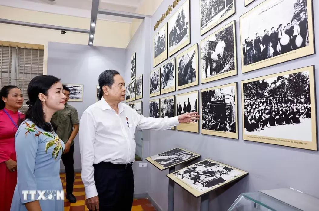 Chủ tịch Quốc hội Trần Thanh Mẫn dâng hương tại Di tích lịch sử văn hóa quốc gia Dinh quận Hóc Môn- Ảnh 4. Chủ tịch Quốc hội Trần Thanh Mẫn dâng hương tại Di tích lịch sử văn hóa quốc gia Dinh quận Hóc Môn- Ảnh 4.