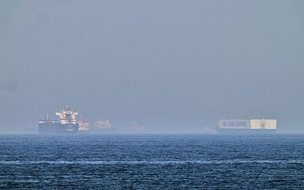 Tàu chở dầu neo đậu trên Vịnh Oman gần Eo biển Hormuz, nhìn từ Khor Fakkan, UAE, ngày 1/5/2026. (Ảnh: AP)