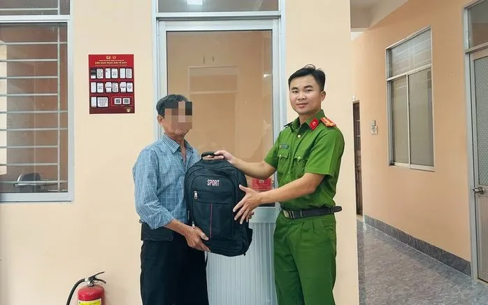 Lực lượng Công an xã Tuyên Bình đã trao trả lại tài sản cho người bị đánh rơi