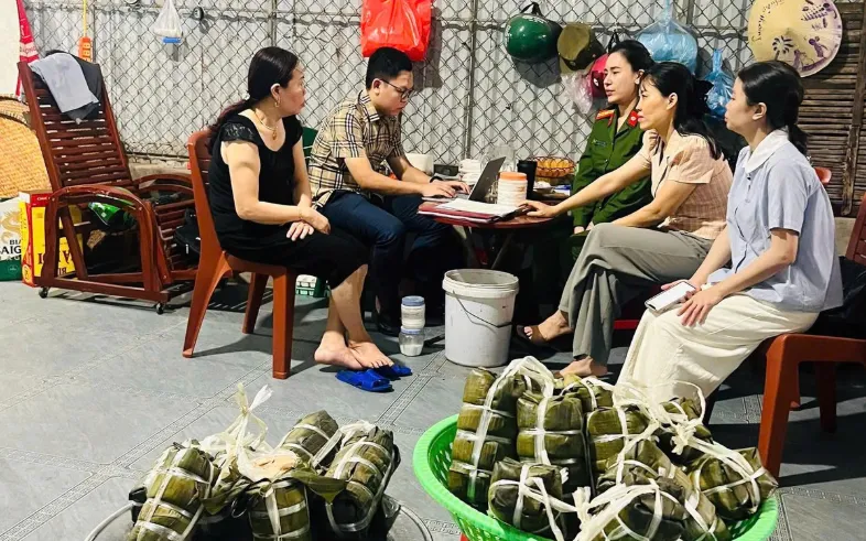 Bà Phạm Thị T. mặc áo đen là chủ cơ sở chuyên sản xuất, kinh doanh giò lợn sử dụng hàn the.