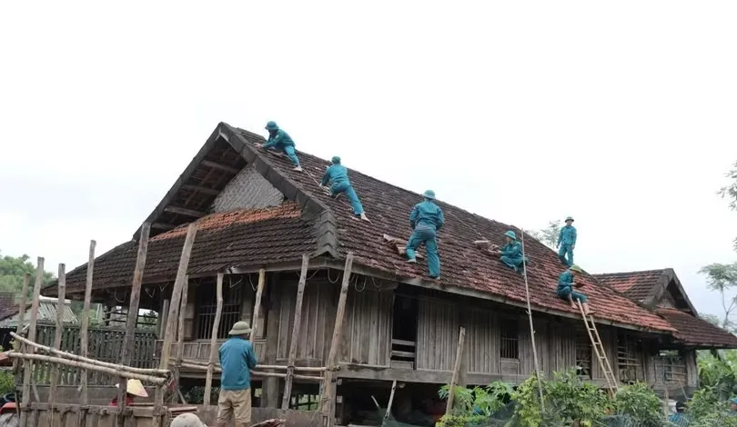 D&ocirc;ng lốc, mưa đ&aacute; tại Nghệ An v&agrave; Đồng Nai l&agrave;m h&agrave;ng trăm ng&ocirc;i nh&agrave;, h&agrave;ng ngh&igrave;n ha hoa m&agrave;u bị hư hại - Ảnh 1.