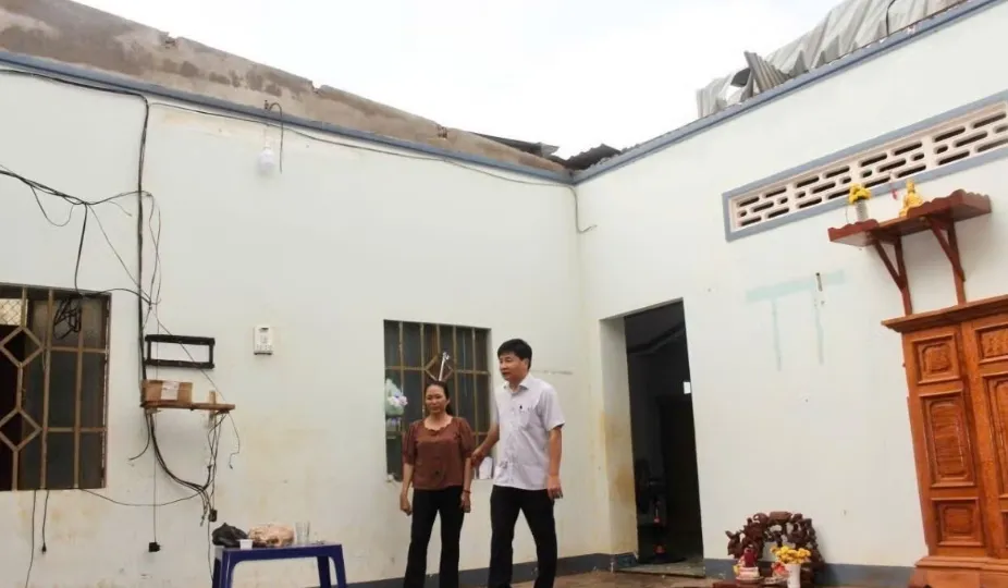 D&ocirc;ng lốc, mưa đ&aacute; tại Nghệ An v&agrave; Đồng Nai l&agrave;m h&agrave;ng trăm ng&ocirc;i nh&agrave;, h&agrave;ng ngh&igrave;n ha hoa m&agrave;u bị hư hại - Ảnh 2.