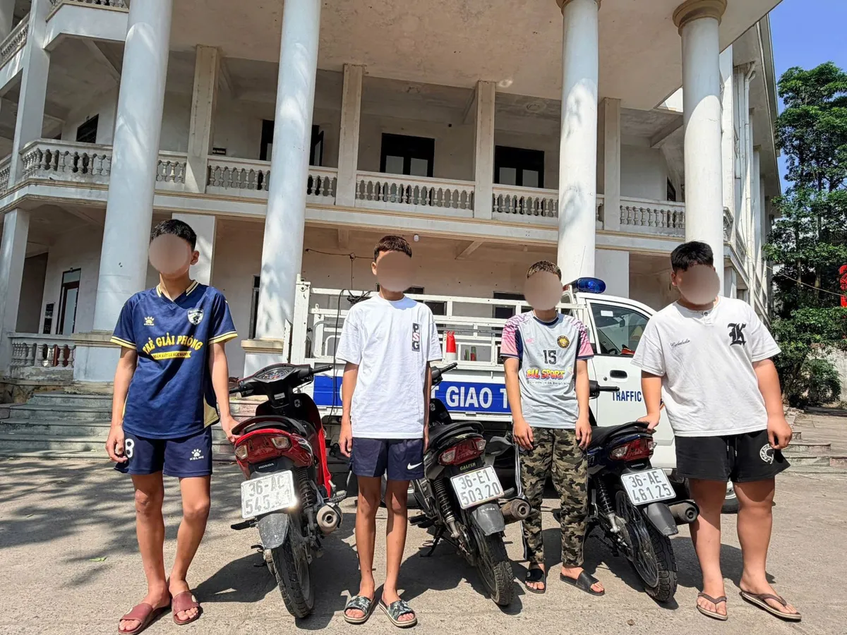 Thanh Hóa: Nhóm thanh thiếu niên lạng lách trên Quốc lộ 1 bị phạt gần 50 triệu đồng - Ảnh 1.