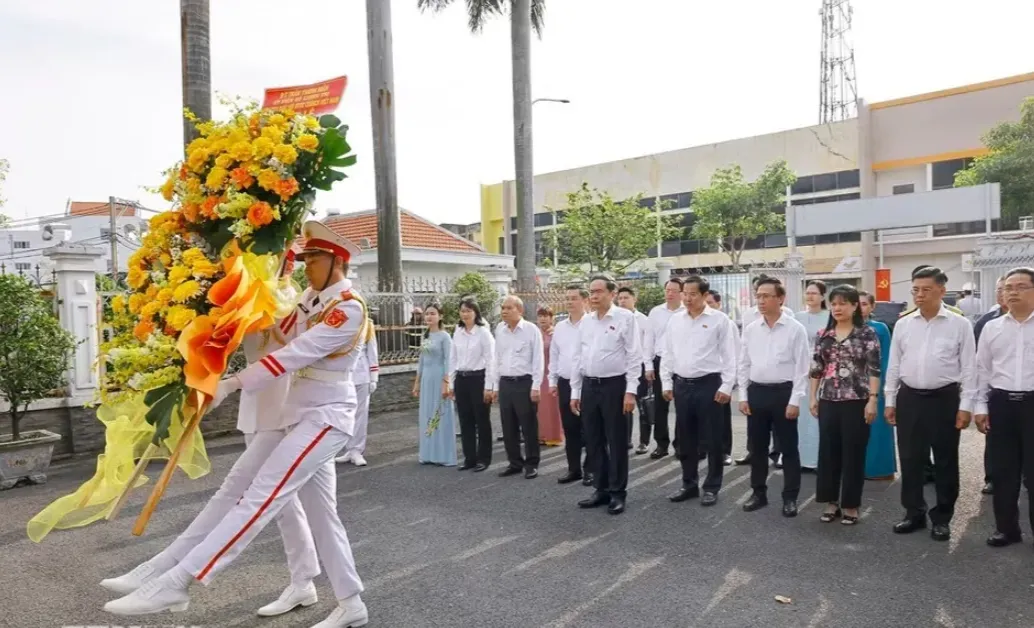 Chủ tịch Quốc hội Trần Thanh Mẫn dâng hương tại Dinh quận Hóc Môn- Ảnh 1. Chủ tịch Quốc hội Trần Thanh Mẫn dâng hương tại Dinh quận Hóc Môn- Ảnh 1.