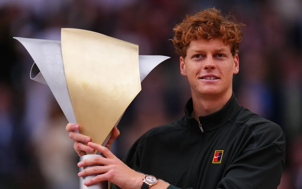 Chiến thắng tại Madrid Open 2026 giúp Jannick Sinner nới rộng khoảng cách điểm số trên BXH ATP với Carlos Alcaraz, người đang tạm thời không thi đấu. (Ảnh: AP)