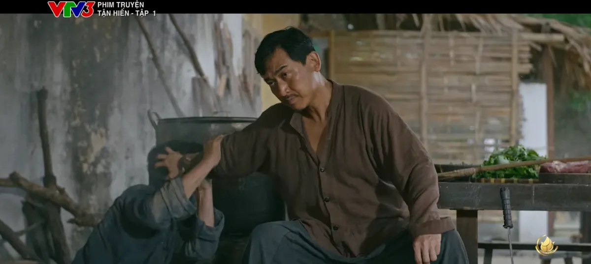 Phim "Tận hiến" h&eacute; lộ th&acirc;n phận phức tạp của nh&acirc;n vật Nguyễn Th&agrave;nh - Ảnh 2.