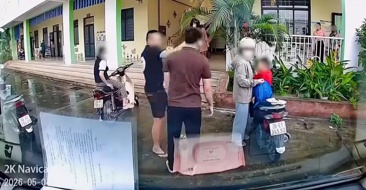 T&agrave;i xế giao thực phẩm bị phụ huynh t&aacute;t tại trường mầm non ở Bắc Ninh sau m&acirc;u thuẫn dừng đỗ xe- Ảnh 1.