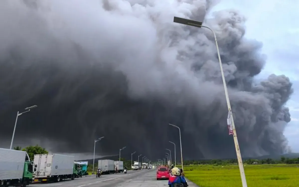 Núi lửa Mayon phun tro nhìn từ thị trấn Camalig, tỉnh Albay, Philippines, ngày 2/5/2026. (Ảnh: Christian Añonuevo Lorilla/AP)
