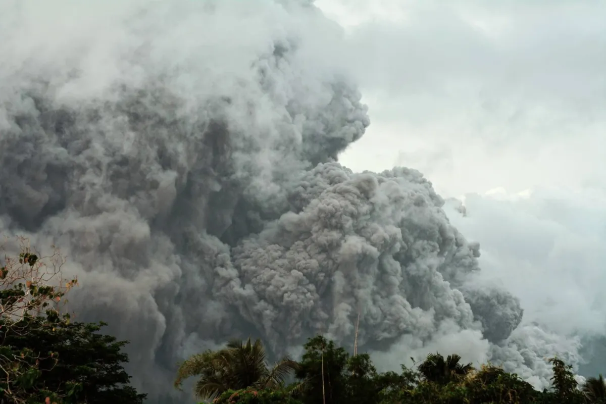 Hơn 300 gia đ&igrave;nh sơ t&aacute;n v&igrave; tro n&uacute;i lửa Mayon ở Philippines- Ảnh 1.