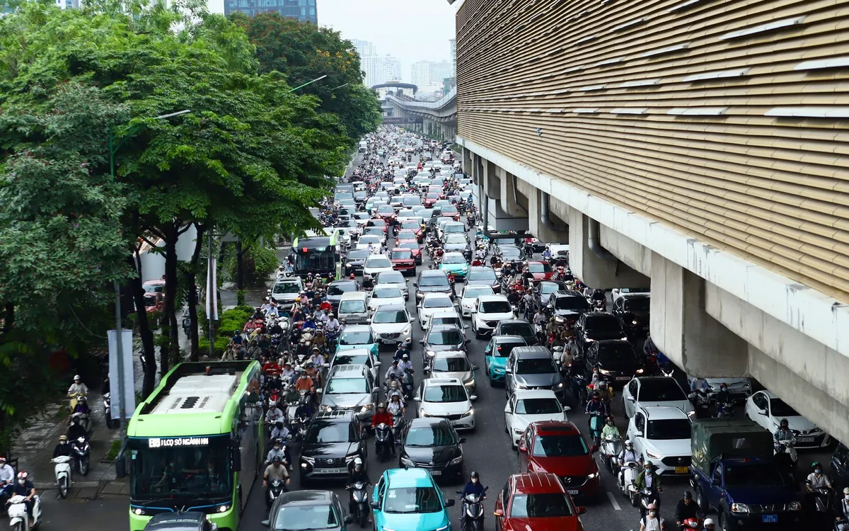 Ghi nhận trong khung giờ cao điểm (7h30 - 8h30), đường phố Thủ đô nhanh chóng trút bỏ vẻ tĩnh lặng của những ngày nghỉ. Tại các trục giao thông huyết mạch phía Tây và Nam, mật độ phương tiện được đẩy lên mức tối đa.