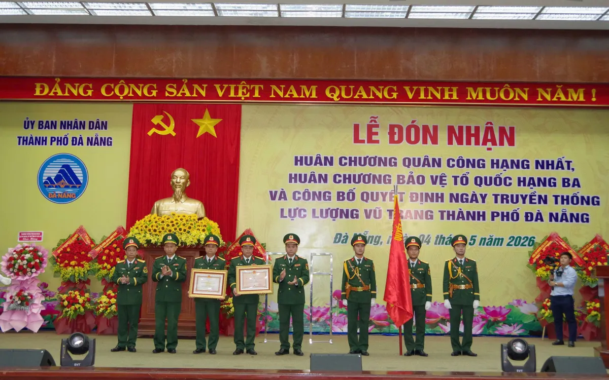 Thừa ủy quyền của Chủ tịch nước, Trung tướng Lê Ngọc Hải- Tư lệnh Quân khu 5 trao Huân chương Quân công hạng Nhất  cgo Bộ CHQS thành phố Đà Nẵng.