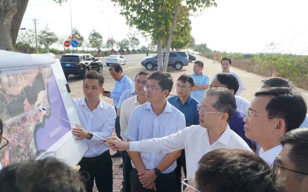 Bí thư Trung ương Đảng, Chánh án TAND Tối cao Nguyễn Văn Quảng khảo sát các dự án động lực ven biển tỉnh Lâm Đồng.
