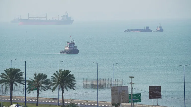 Hai tàu bị tấn công gần eo biển Hormuz trong vài giờ- Ảnh 1. Hai tàu bị tấn công gần eo biển Hormuz trong vài giờ- Ảnh 1.