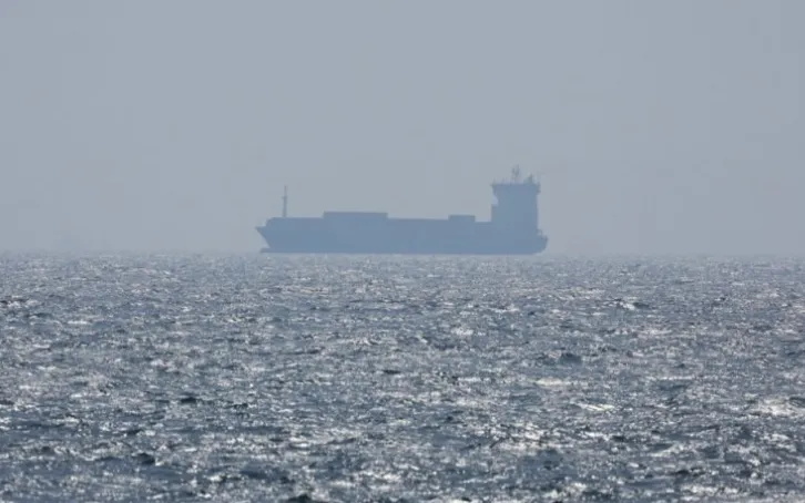 Tàu container đang di chuyển trên eo biển Hormuz, nhìn từ Ras Al Khaimah, UAE, ngày 23/6/2025 (Ảnh minh họa: EPA-EFE)
