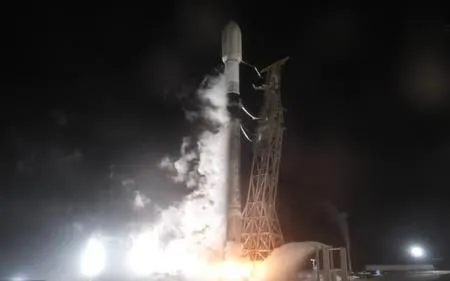 Tên lửa Falcon 9 cất cánh từ Căn cứ Không gian Vandenberg ở bang California, Mỹ, ngày 2/5/2026, mang theo vệ tinh CAS500-2 do Hàn Quốc phát triển (Ảnh: Yonhap)