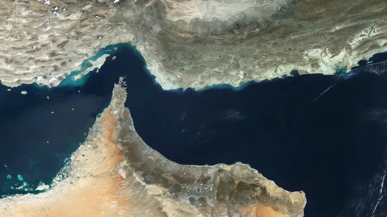 Iran tấn c&ocirc;ng g&acirc;y ch&aacute;y lớn tại cơ sở lọc dầu ở UAE- Ảnh 1.