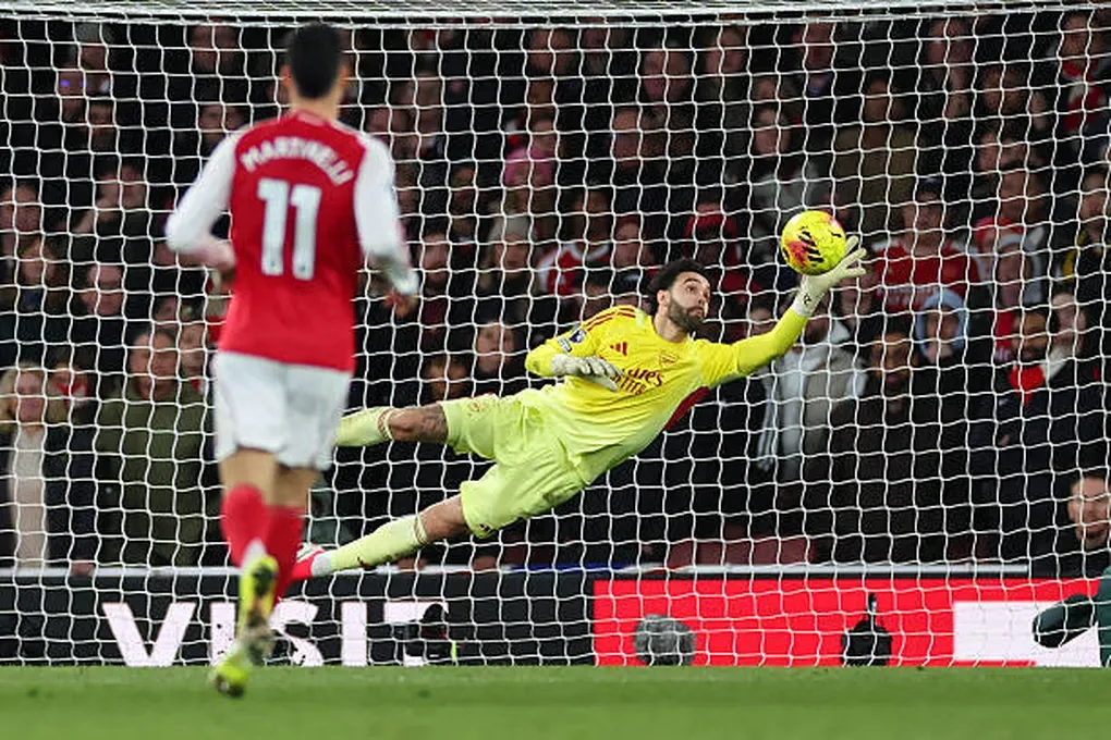 Man City &ldquo;trao&rdquo; danh hiệu đầu ti&ecirc;n cho Arsenal, David Raya lập cột mốc v&agrave;ng ở Premier League- Ảnh 1.