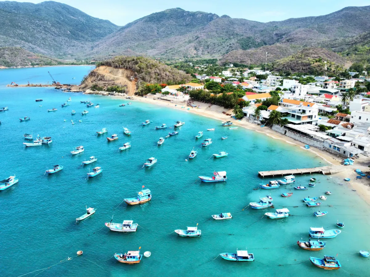Vẻ đẹp làng chài Ninh Vân: Miền bình yên nép mình dưới chân Hòn Hèo- Ảnh 1. Vẻ đẹp làng chài Ninh Vân: Miền bình yên nép mình dưới chân Hòn Hèo- Ảnh 1.