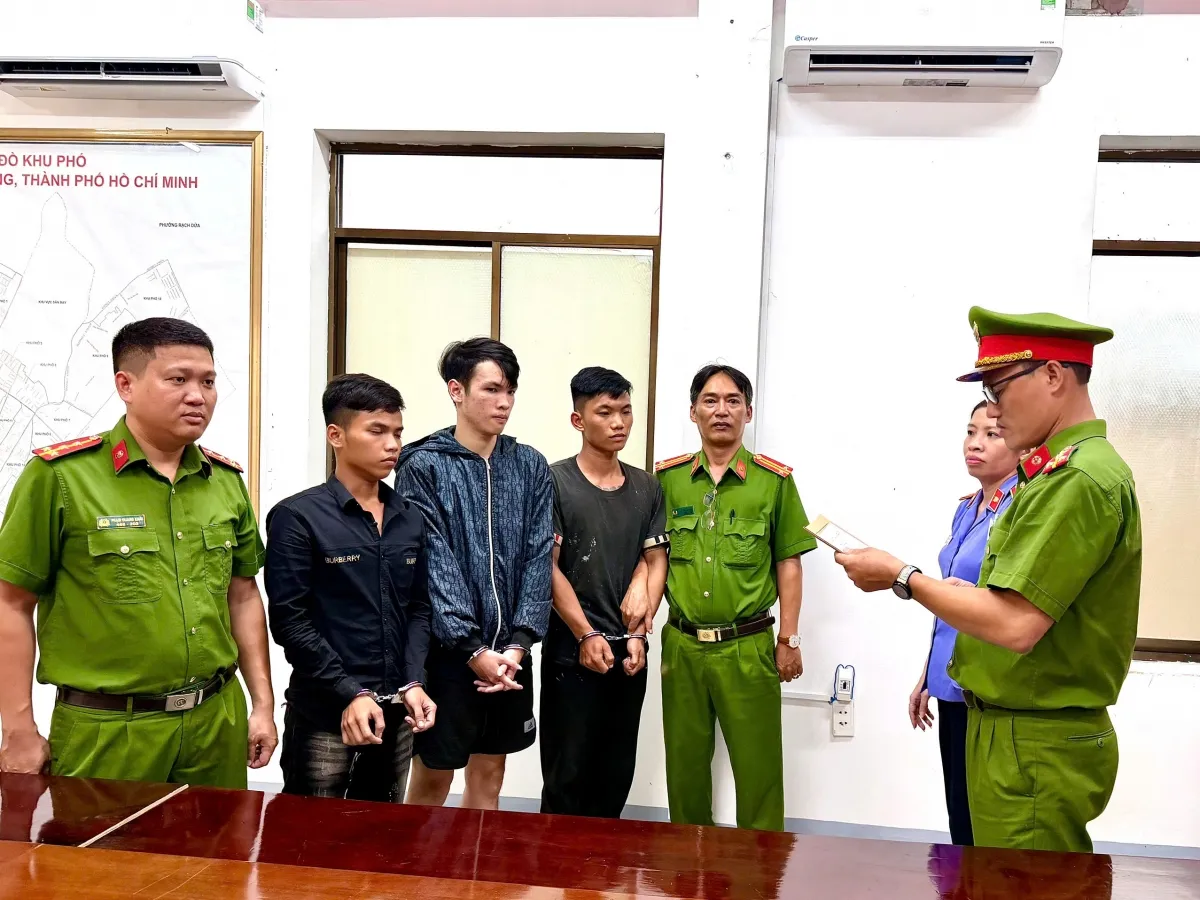 Tạm giữ 3 thanh ni&ecirc;n truy đuổi, đ&aacute;nh người đi xe m&aacute;y giữa đường g&acirc;y bức x&uacute;c- Ảnh 1.