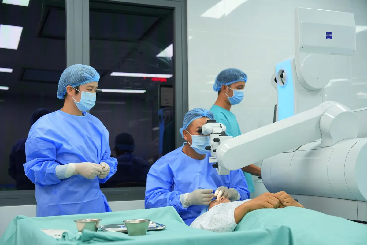 15 năm ph&aacute;t triển, BV Mắt Quốc tế DND khẳng định vị thế với đội ngũ chuy&ecirc;n m&ocirc;n cao v&agrave; c&ocirc;ng nghệ hiện đại- Ảnh 2.