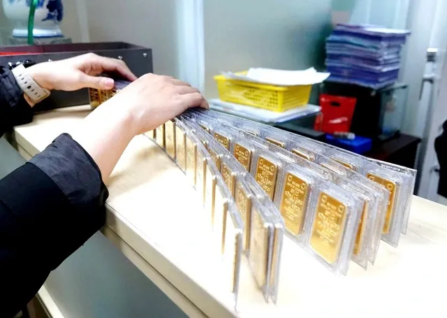 Gi&aacute; v&agrave;ng lao dốc, nh&agrave; đầu tư lỗ tới 13,5 triệu đồng/lượng- Ảnh 1.