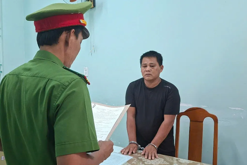 Bắt đối tượng ch&eacute;m 2 người rồi truy đuổi, đập ph&aacute; xe cứu thương suốt 10km- Ảnh 1.