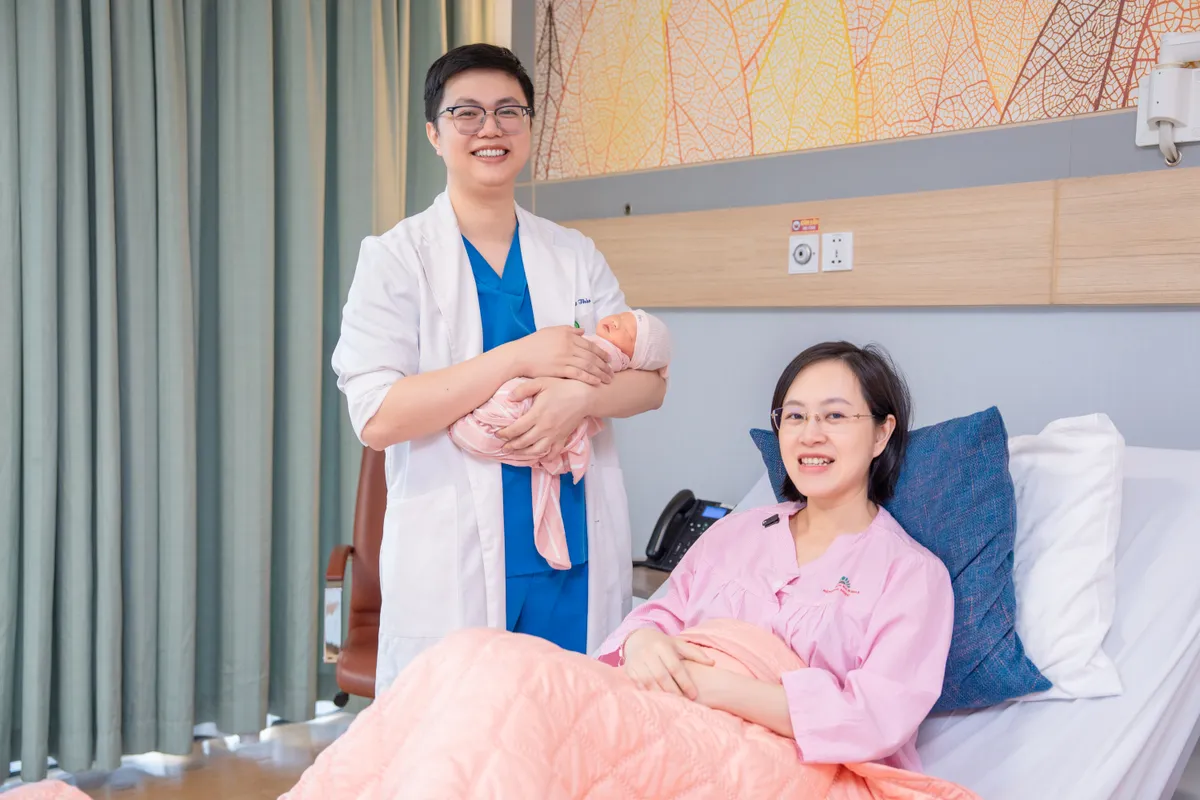 Đ&oacute;n con ngay lần đầu chuyển ph&ocirc;i sau 10 năm hiếm muộn- Ảnh 2.