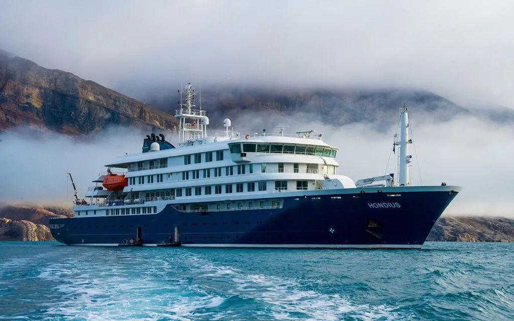 Tàu du lịch MV Hondius trên biển. (Ảnh: Oceanwide Expeditions via AP)