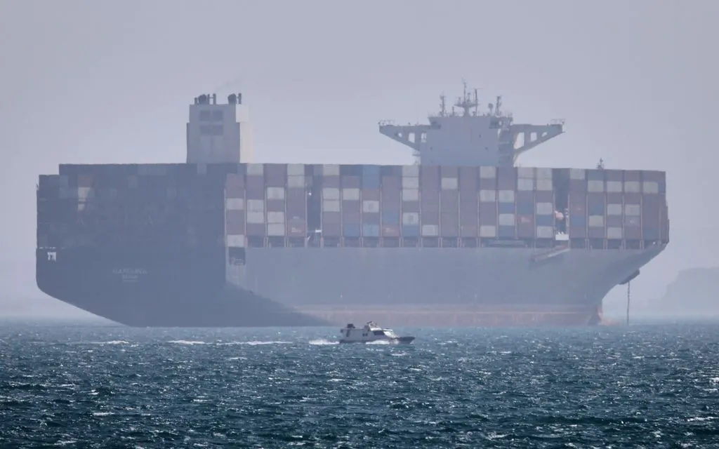 Tàu của Iran tại eo biển Hormuz ngoài khơi Bandar Abbas, Iran, ngày 4/5/2026 (Ảnh: AP)